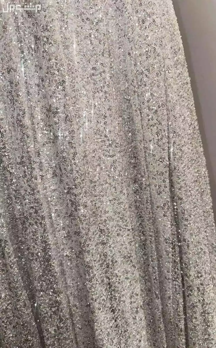 فستان فخم القماش غالي جدا واللون ابيض اقل من السعر الاصلي