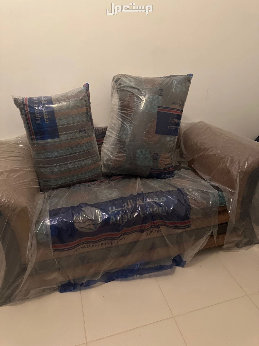 صقم كنب يتكون من 2 حبه كرسي مفرد و 2 حبه كنبه لشخصين وحبه كنبه لثلاث اشخاص في الرياض بسعر 1500 ريال سعودي