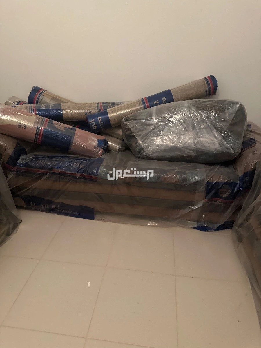 صقم كنب يتكون من 2 حبه كرسي مفرد و 2 حبه كنبه لشخصين وحبه كنبه لثلاث اشخاص في الرياض بسعر 1500 ريال سعودي