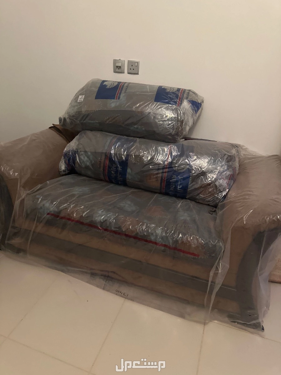 صقم كنب يتكون من 2 حبه كرسي مفرد و 2 حبه كنبه لشخصين وحبه كنبه لثلاث اشخاص في الرياض بسعر 1500 ريال سعودي