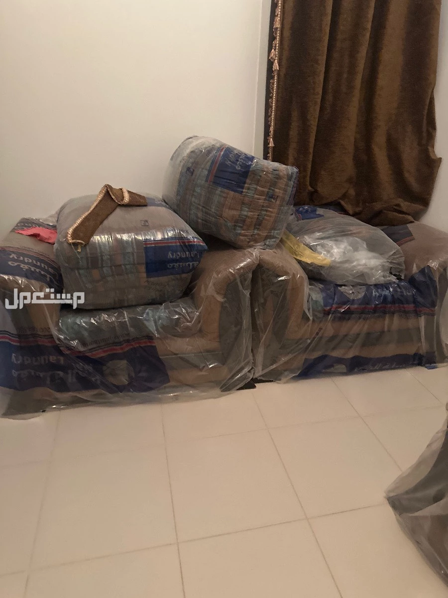 صقم كنب يتكون من 2 حبه كرسي مفرد و 2 حبه كنبه لشخصين وحبه كنبه لثلاث اشخاص في الرياض بسعر 1500 ريال سعودي