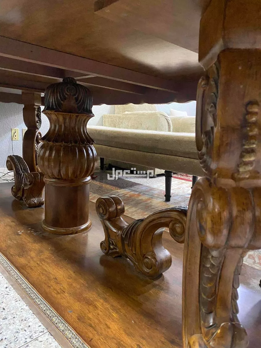 للبيع طاولة طعام اثريه في الخبر بسعر1300 ريال سعودي  في الخبر بسعر 1300 ريال سعودي