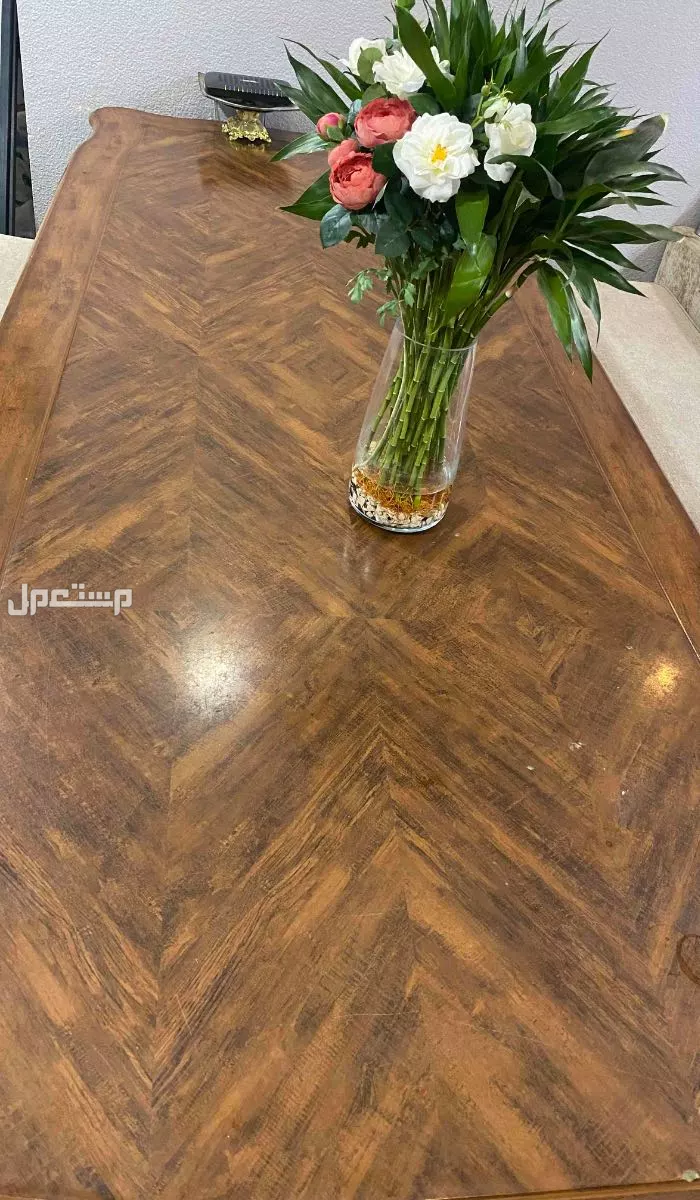 للبيع طاولة طعام اثريه في الخبر بسعر1300 ريال سعودي  في الخبر بسعر 1300 ريال سعودي