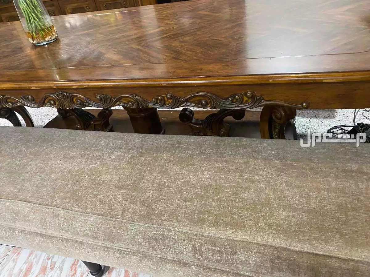 للبيع طاولة طعام اثريه في الخبر بسعر1300 ريال سعودي  في الخبر بسعر 1300 ريال سعودي