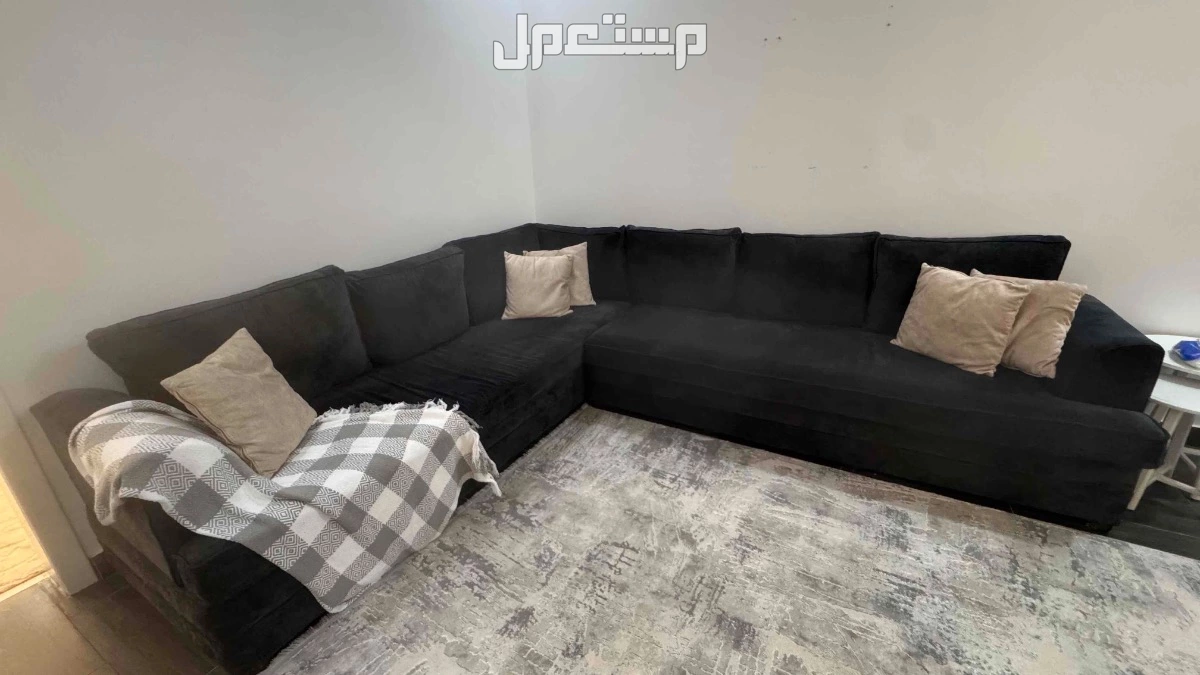 كنب وطاولة تلفزيون للبيع في رابغ بسعر ألف ريال سعودي