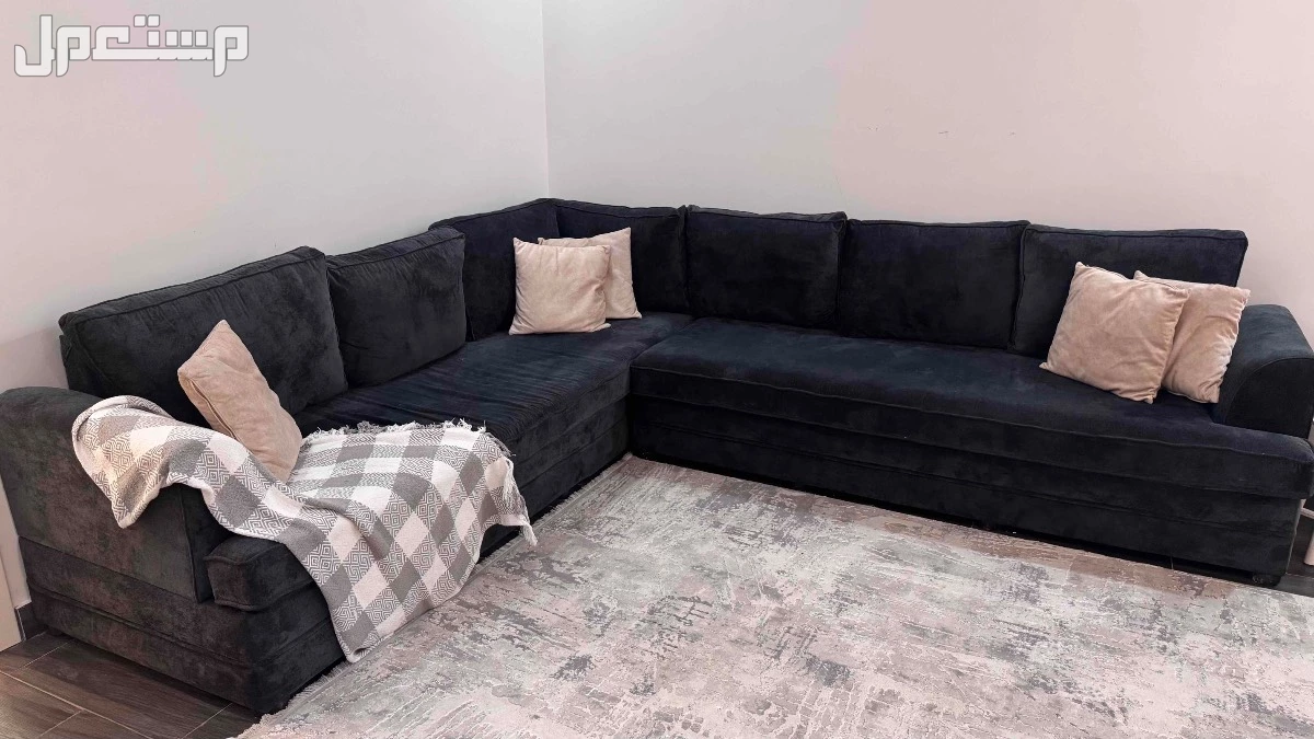 كنب وطاولة تلفزيون للبيع في رابغ بسعر ألف ريال سعودي