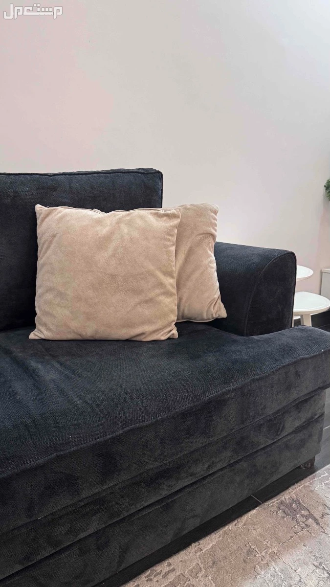 كنب وطاولة تلفزيون للبيع في رابغ بسعر ألف ريال سعودي