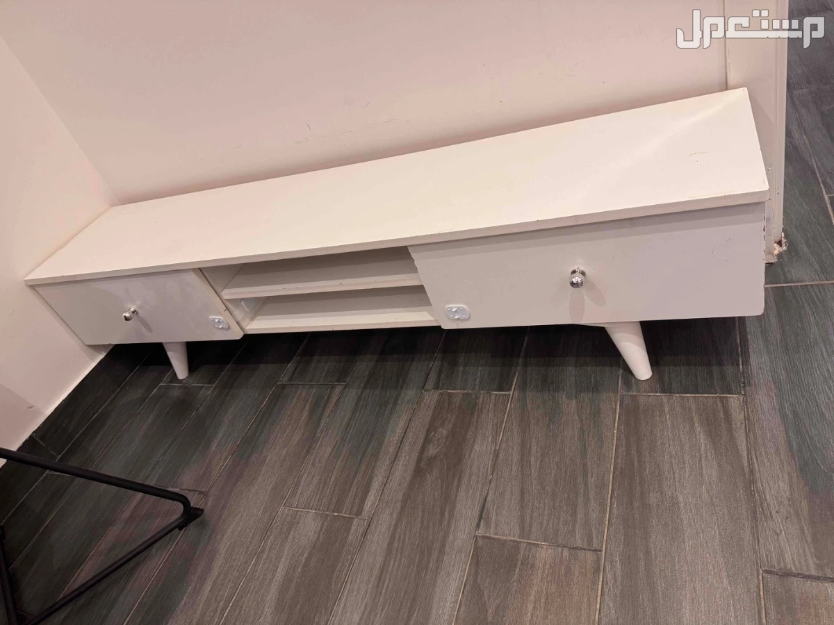 كنب وطاولة تلفزيون للبيع في رابغ بسعر ألف ريال سعودي