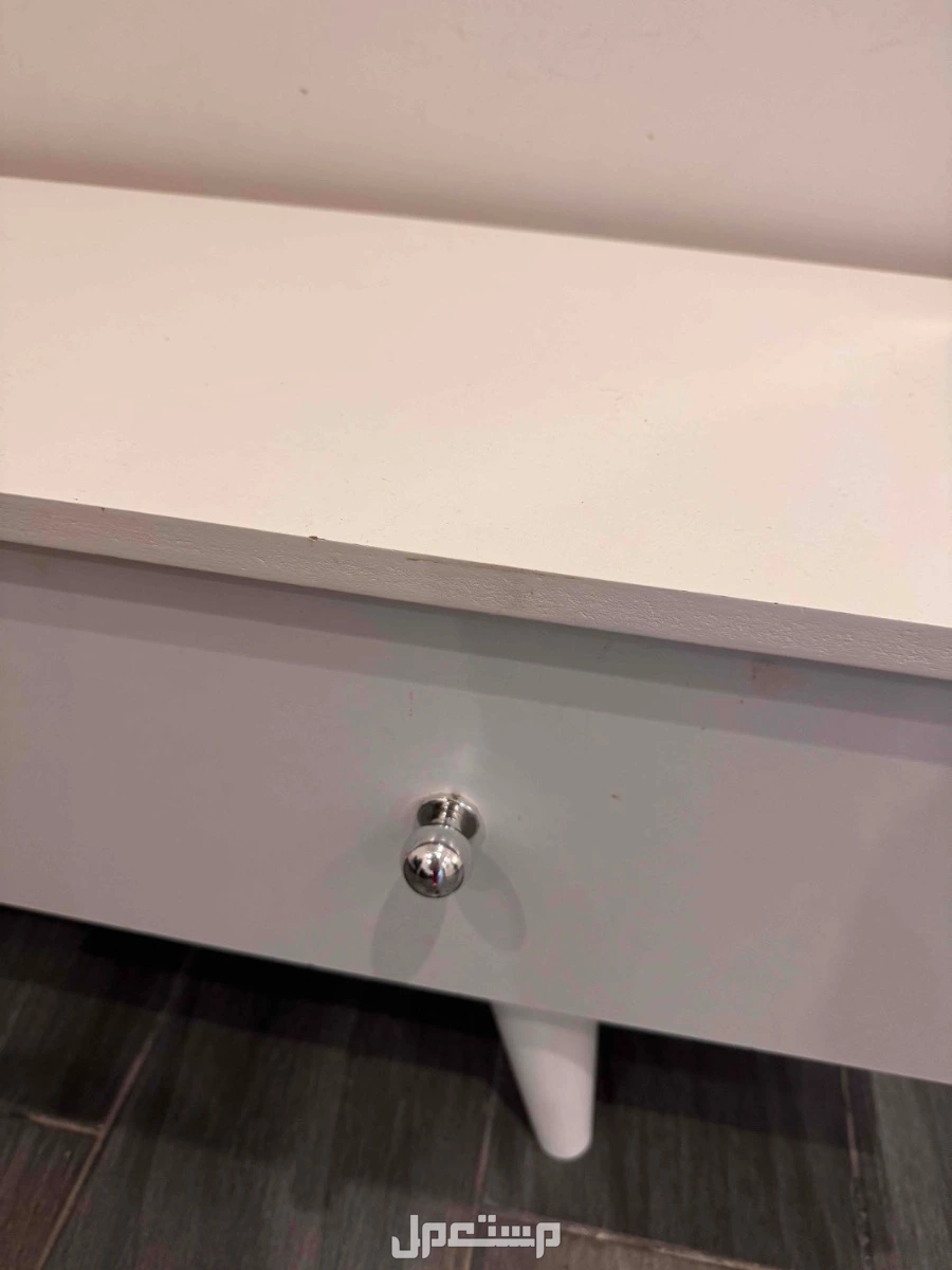 كنب وطاولة تلفزيون للبيع في رابغ بسعر ألف ريال سعودي