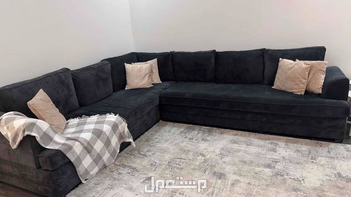 كنب وطاولة تلفزيون للبيع في رابغ بسعر ألف ريال سعودي