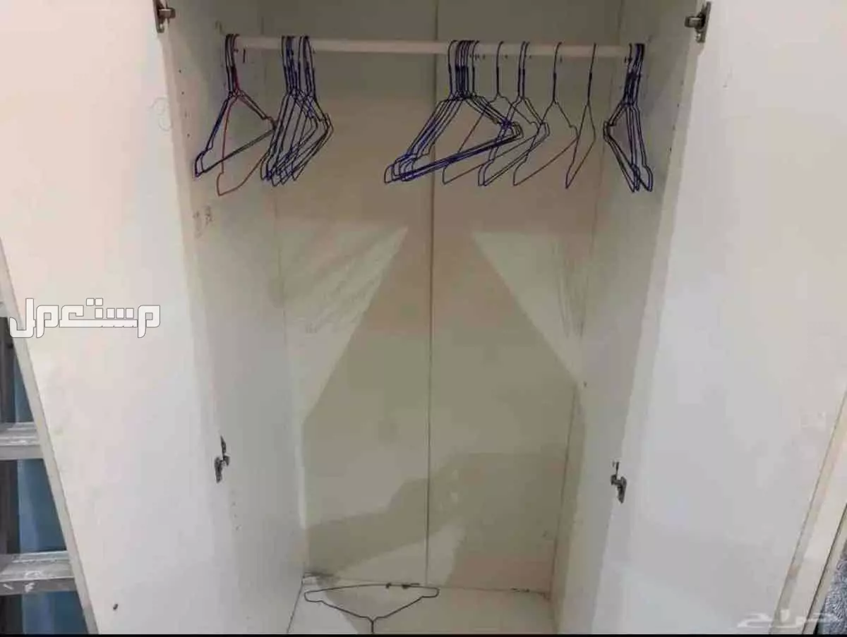 لي البيع دولاب من ايكيا مافيه شي بس مكسور من تحت