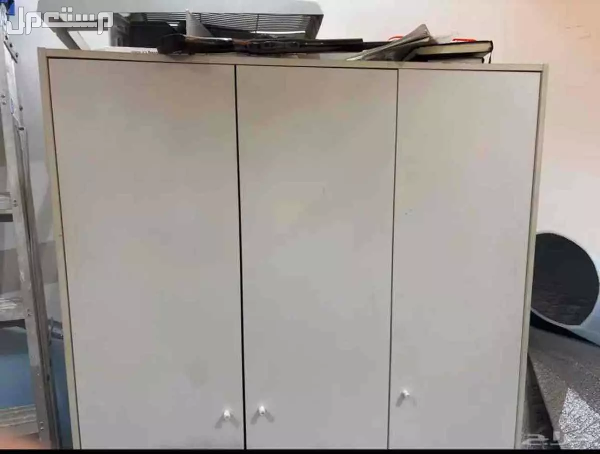 لي البيع دولاب من ايكيا مافيه شي بس مكسور من تحت