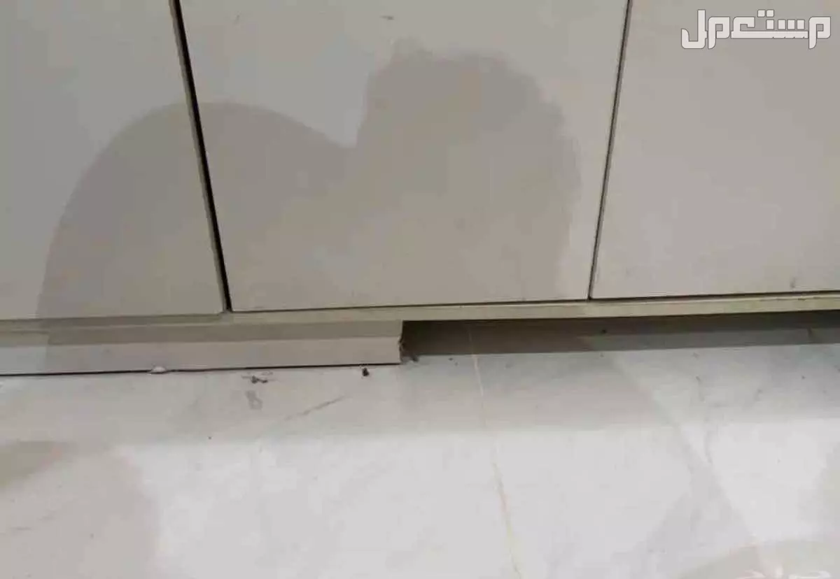 لي البيع دولاب من ايكيا مافيه شي بس مكسور من تحت