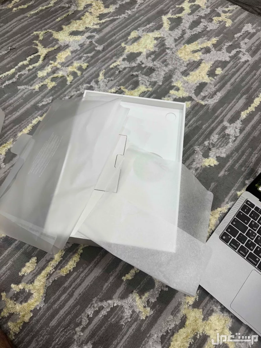 ماك بوك اير موديل 2020 بحالة ممتازة ماركة أبل في بيشة هذي اكياس الوكالة والكرتون