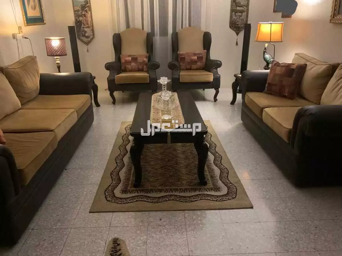 حي الروضه في الرياض طقم كنب بحاله جيده مع 3 طاولات