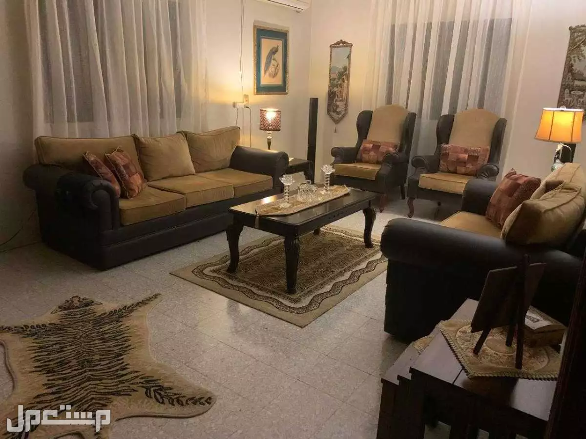 حي الروضه في الرياض طقم كنب بحاله جيده مع 3 طاولات