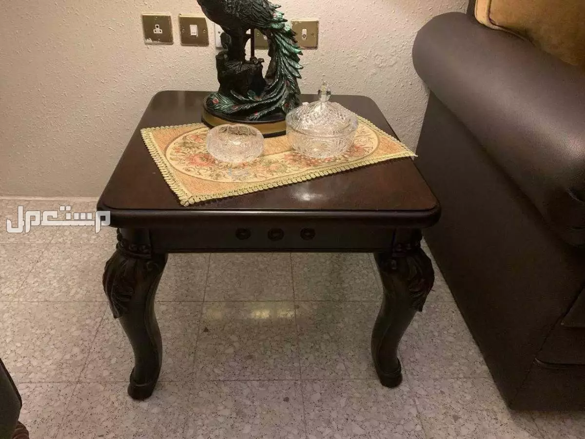 حي الروضه في الرياض طقم كنب بحاله جيده مع 3 طاولات