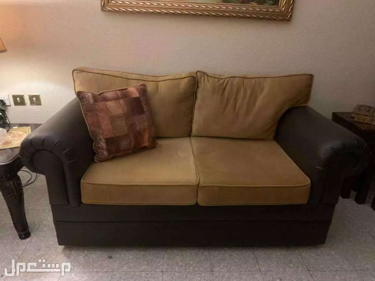 حي الروضه في الرياض طقم كنب بحاله جيده مع 3 طاولات