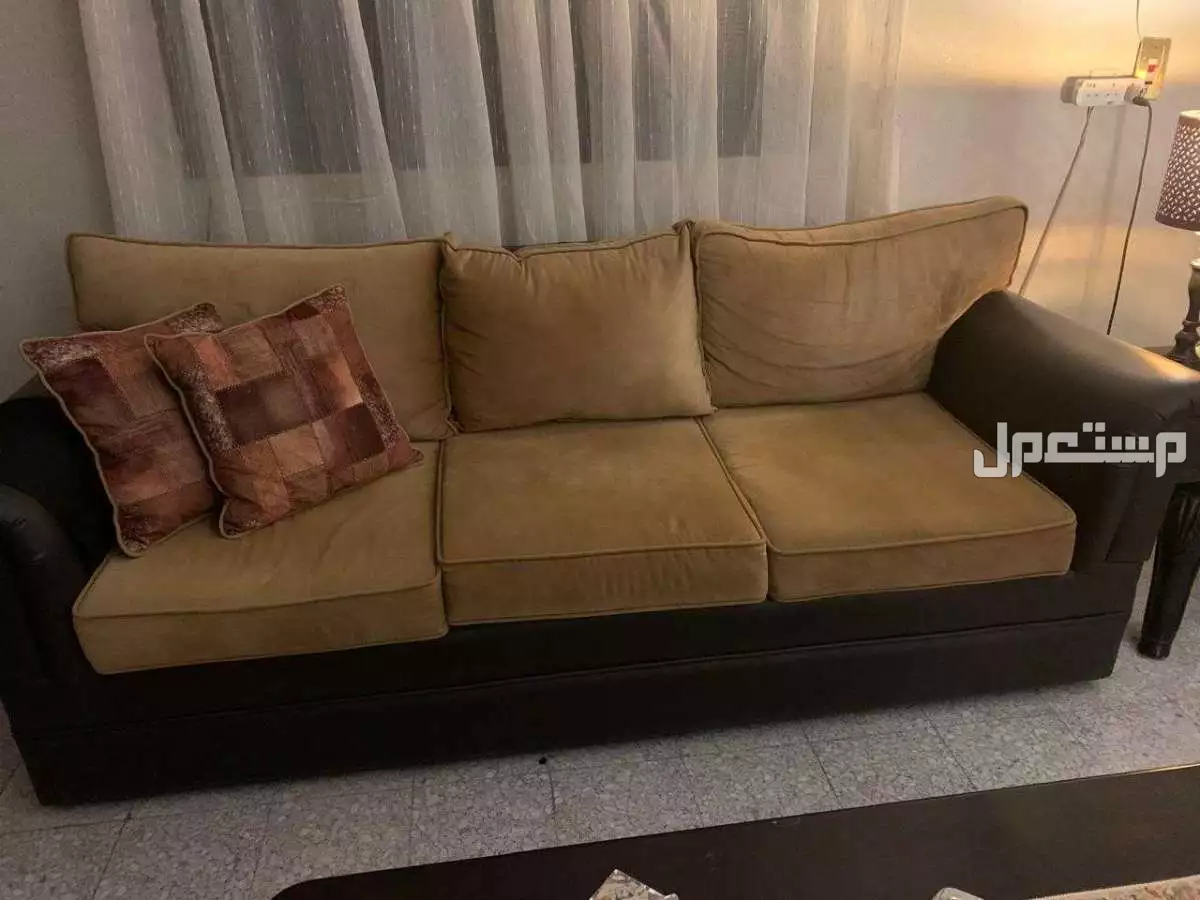 حي الروضه في الرياض طقم كنب بحاله جيده مع 3 طاولات