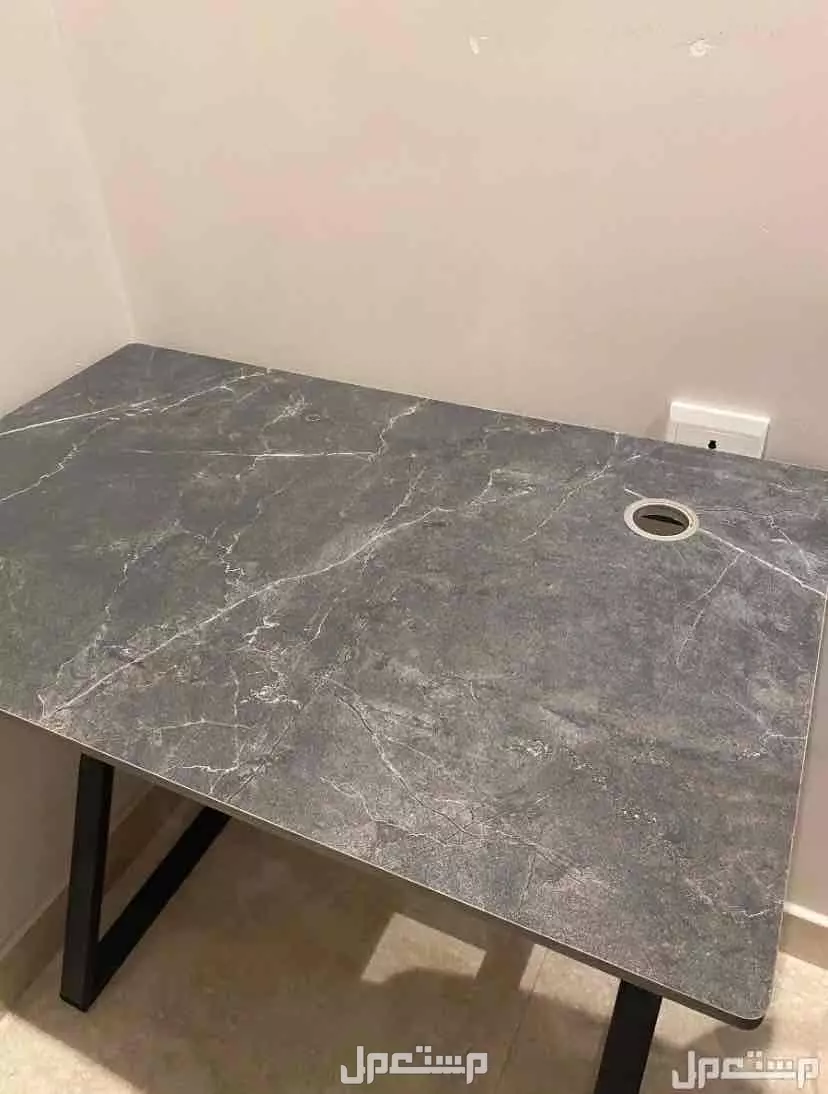 للبيع طاوله مكتب مقاس 60*80 في الدمام بسعر 120 ريال سعودي  جديده وجاهزه للاستخدام  سبب البيع : غلط في المقاس  السعر الأساسي 170  سعر البيع 120