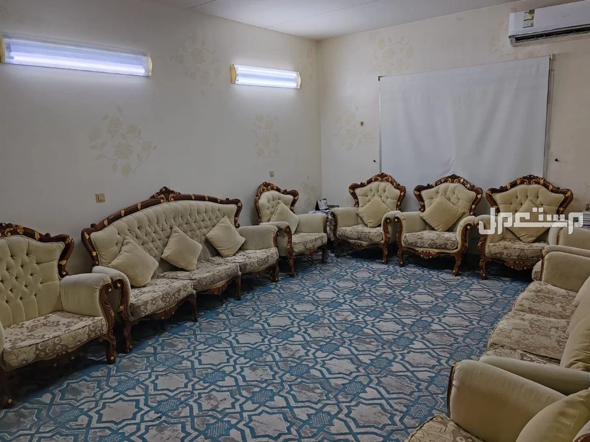 كنب مستعمل في الرياض بسعر 250 ريال سعودي