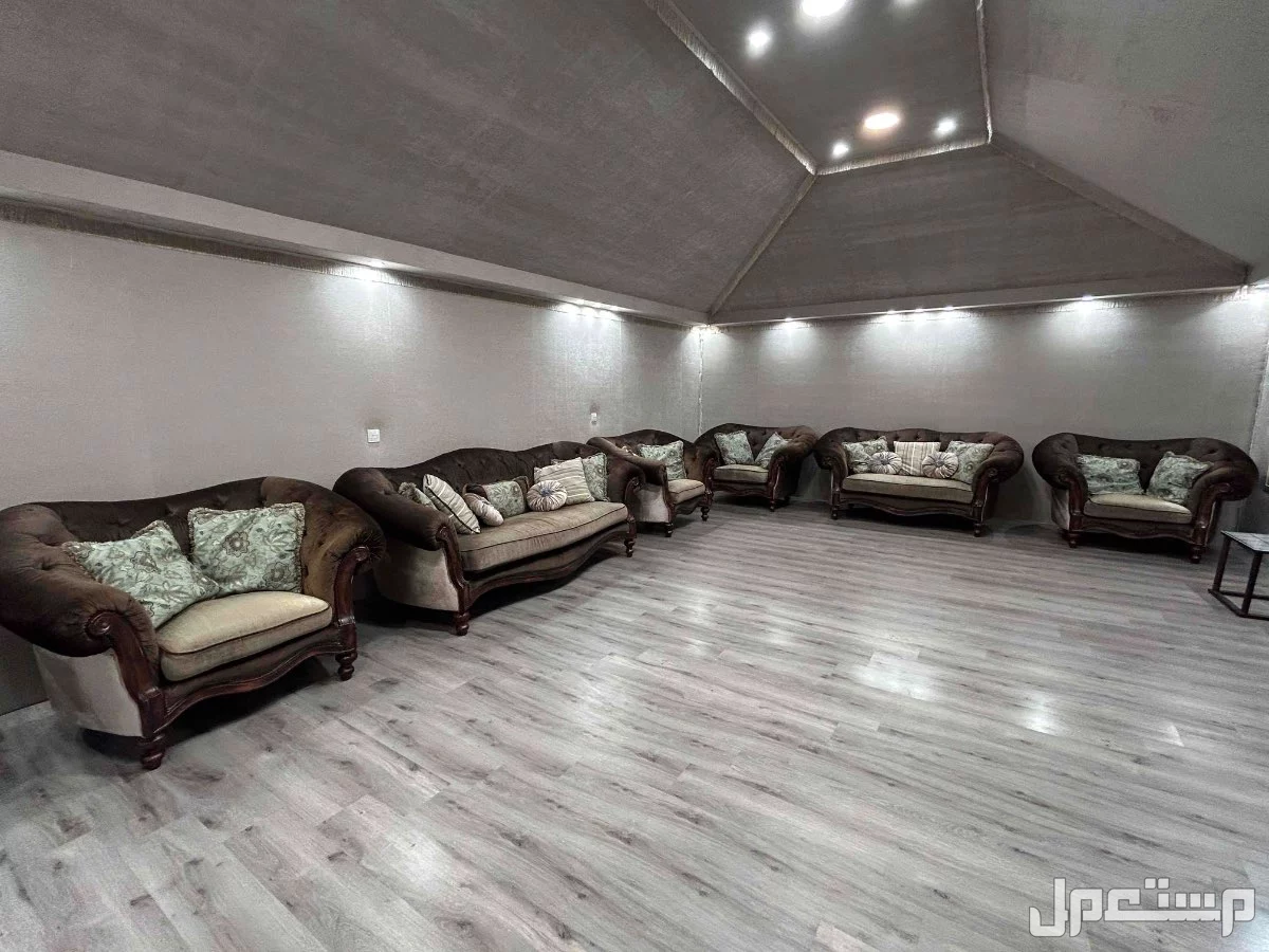 للبيع طقم كنب في الجبيل الصناعية بسعر 4000 ريال سعودي