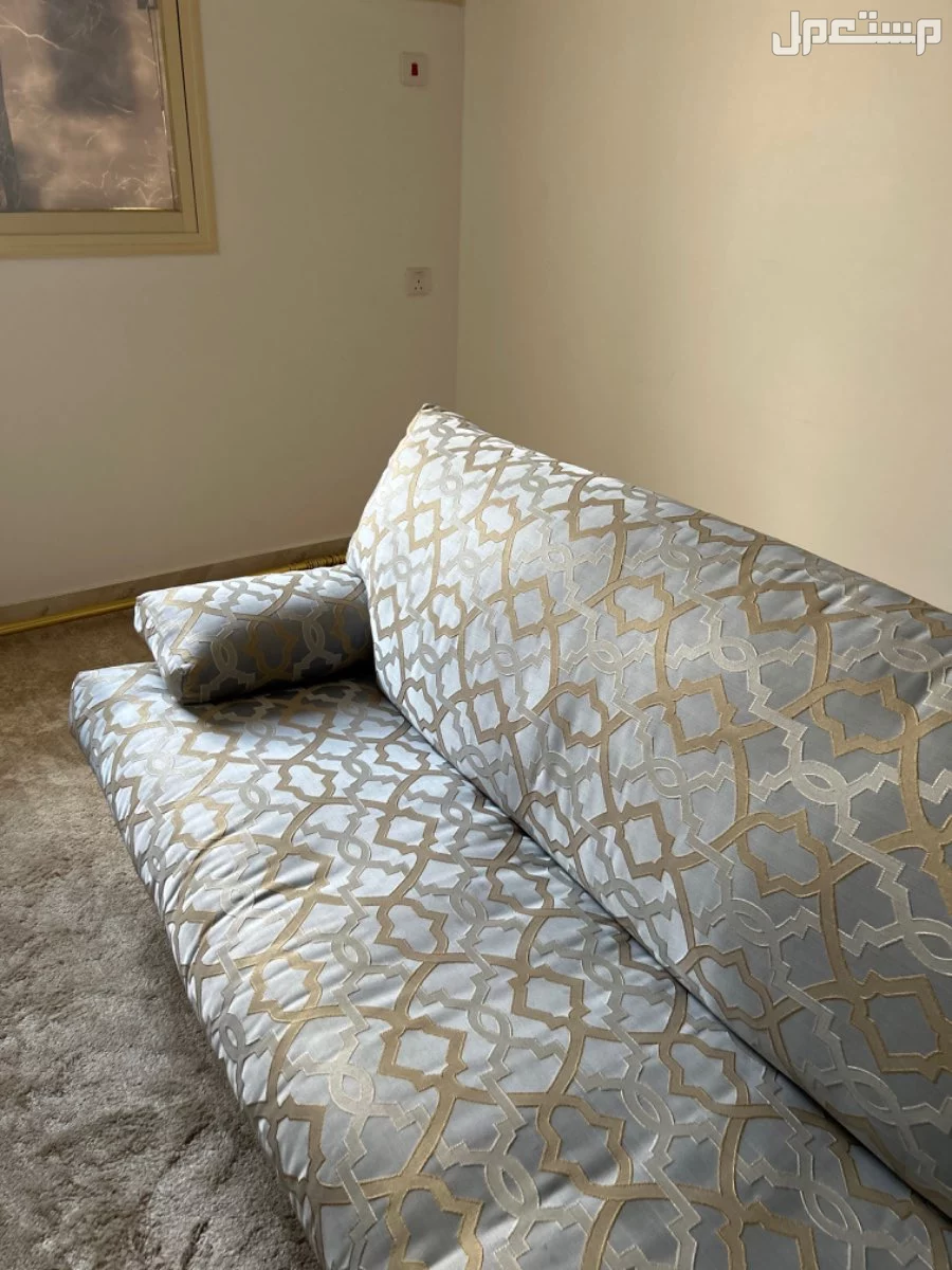 للبيع كنب مكون من 7 قطع استخدام قليل وجديد ونظيف