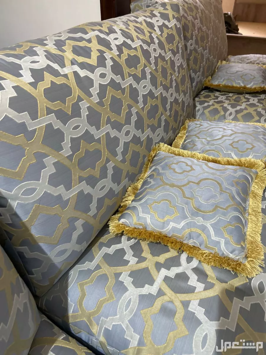 للبيع كنب مكون من 7 قطع استخدام قليل وجديد ونظيف