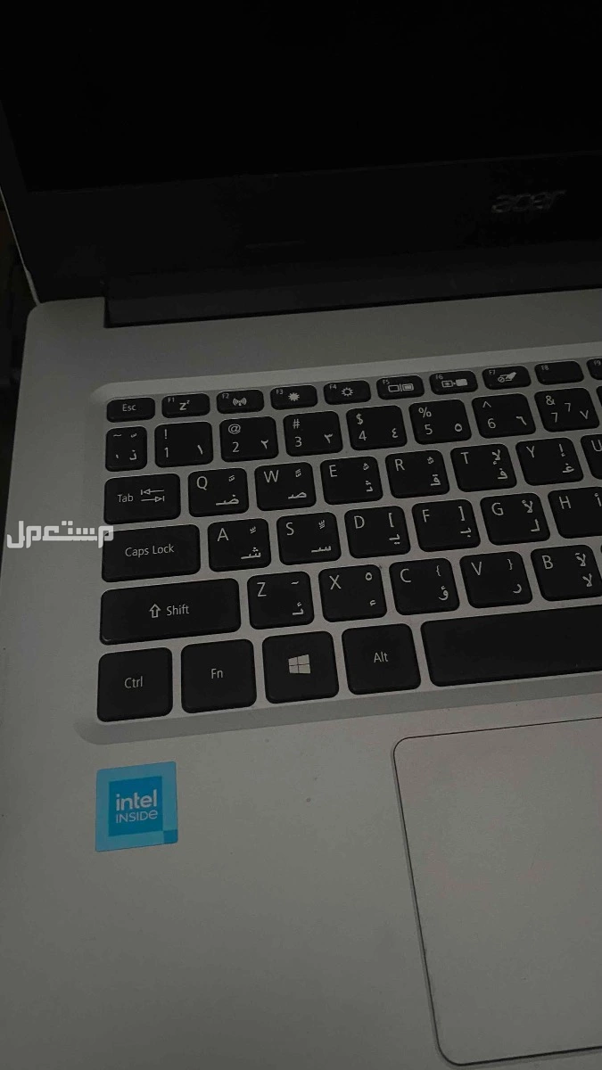 للبيع لابتوب ايسر نظيف مع شاحنه