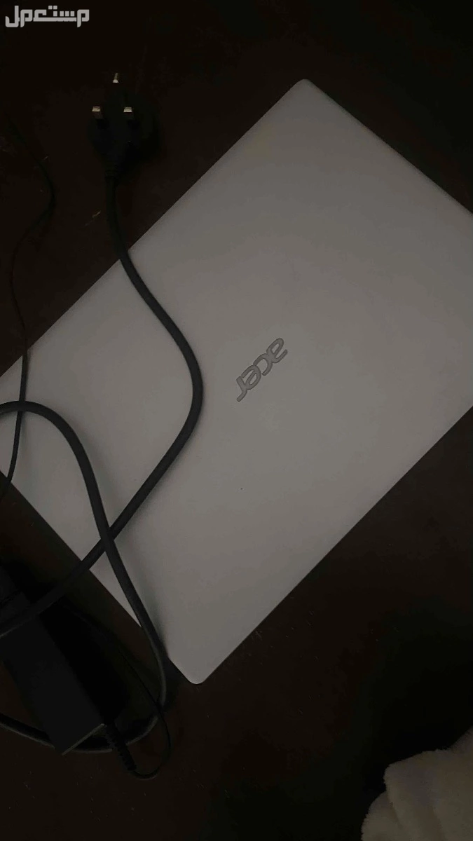 للبيع لابتوب ايسر نظيف مع شاحنه