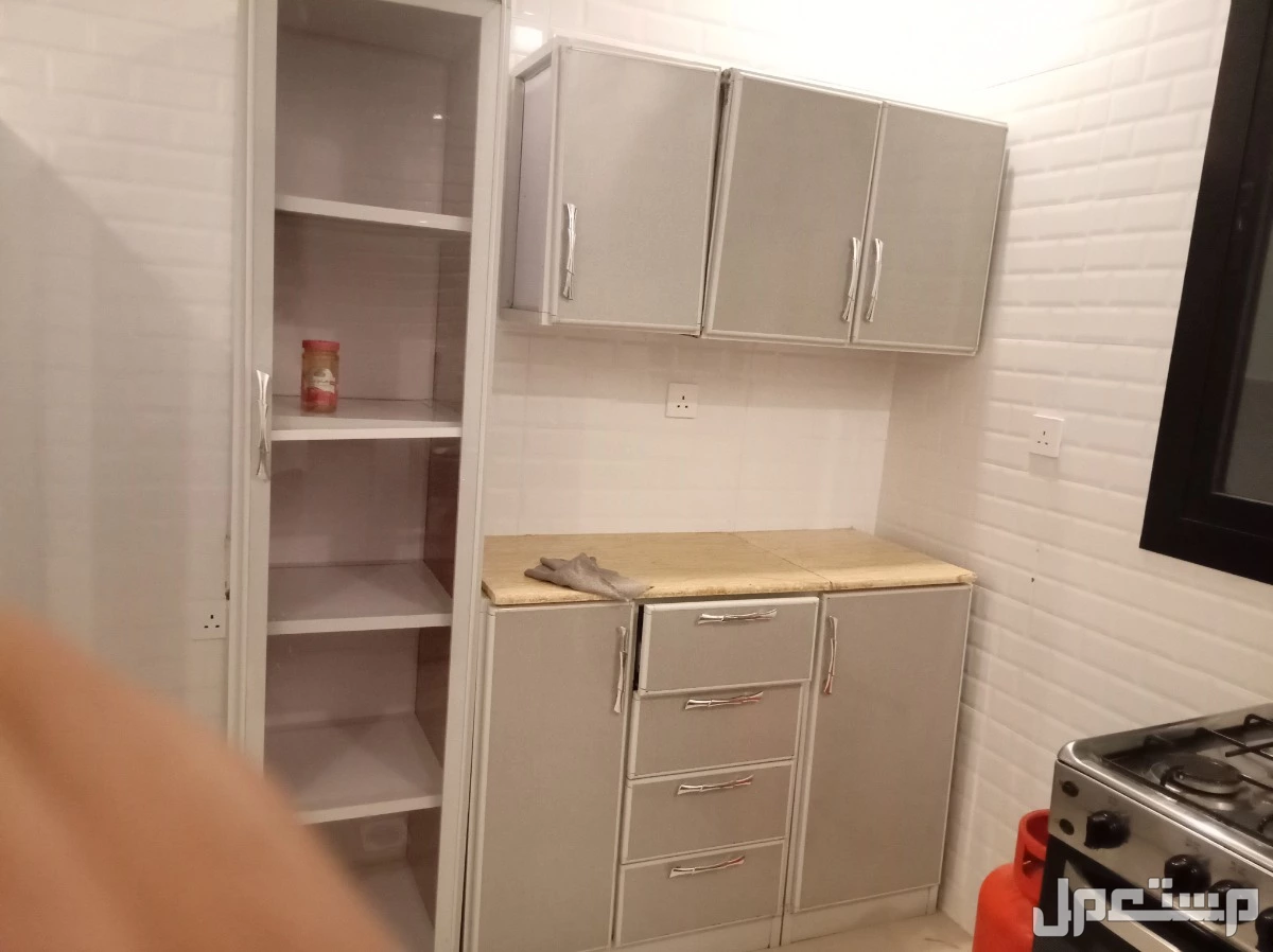 عندي للبيع غرفه نوم وغساله ومطبخ وبوتجاز واسطوانته وكنب