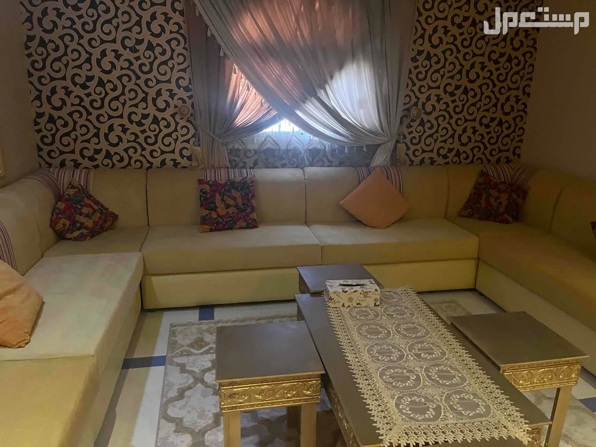 مجلس كامل للبيع الكنب و الجلسه الارضيه و الطاولات و الستائر في جدة