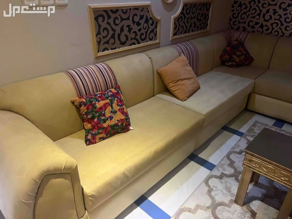 مجلس كامل للبيع الكنب و الجلسه الارضيه و الطاولات و الستائر في جدة