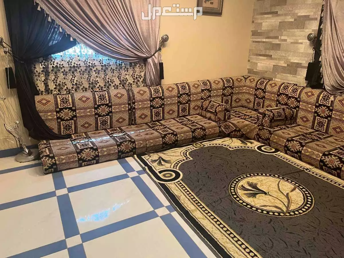 مجلس كامل للبيع الكنب و الجلسه الارضيه و الطاولات و الستائر في جدة