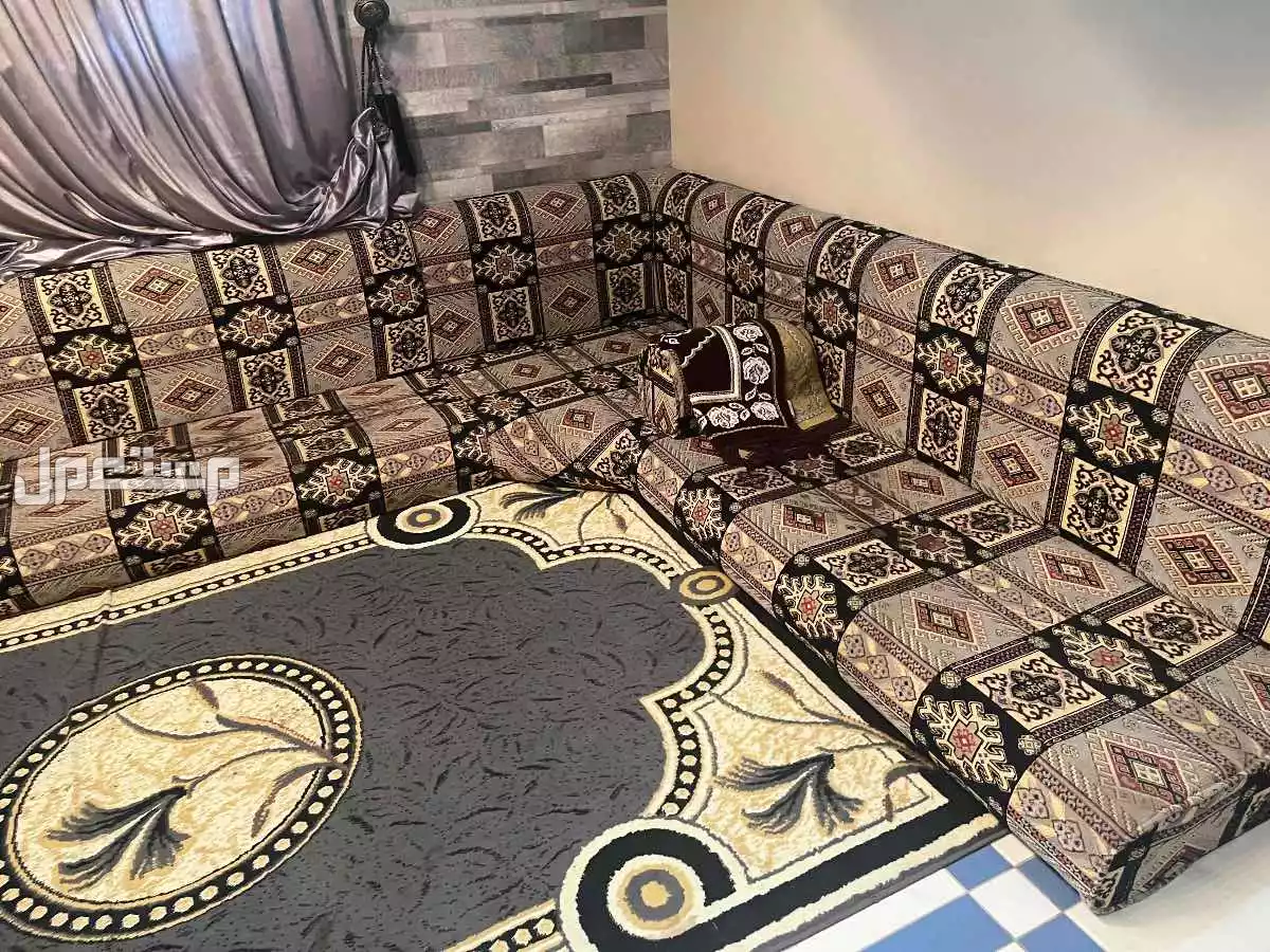 مجلس كامل للبيع الكنب و الجلسه الارضيه و الطاولات و الستائر في جدة