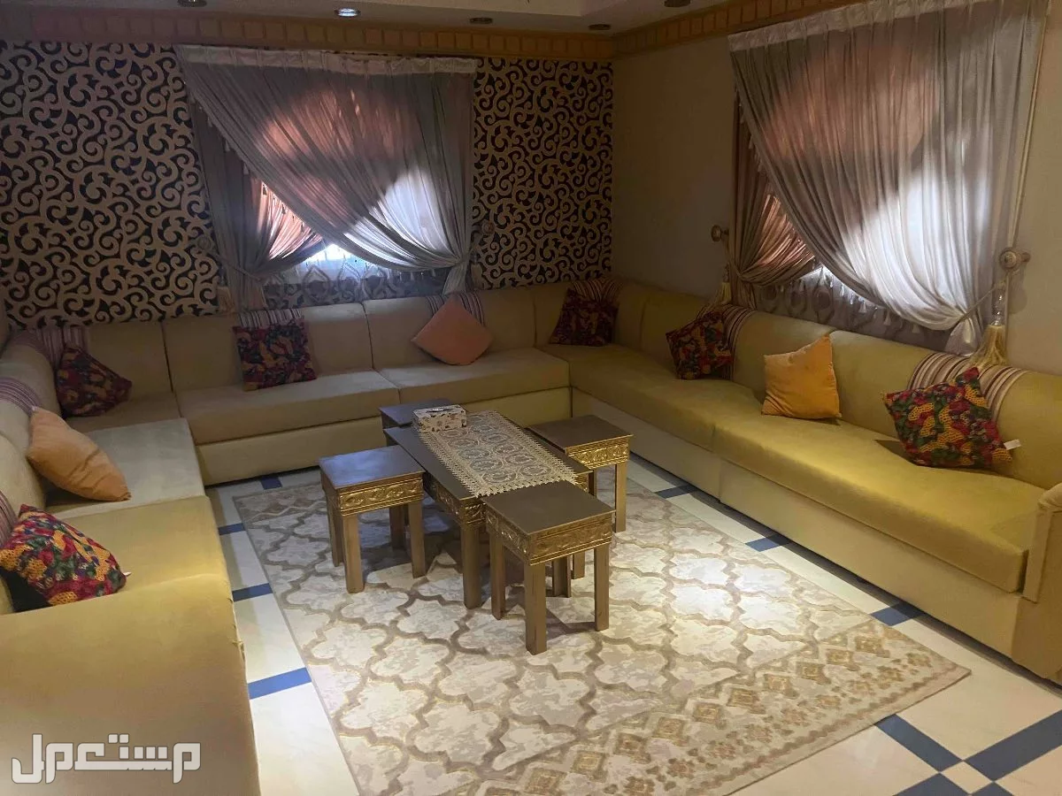 مجلس كامل للبيع الكنب و الجلسه الارضيه و الطاولات و الستائر في جدة