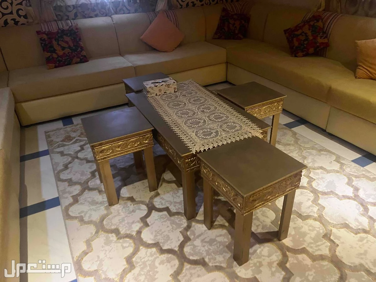 مجلس كامل للبيع الكنب و الجلسه الارضيه و الطاولات و الستائر في جدة