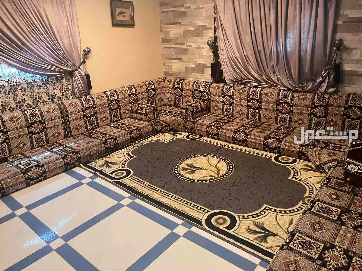 مجلس كامل للبيع الكنب و الجلسه الارضيه و الطاولات و الستائر في جدة