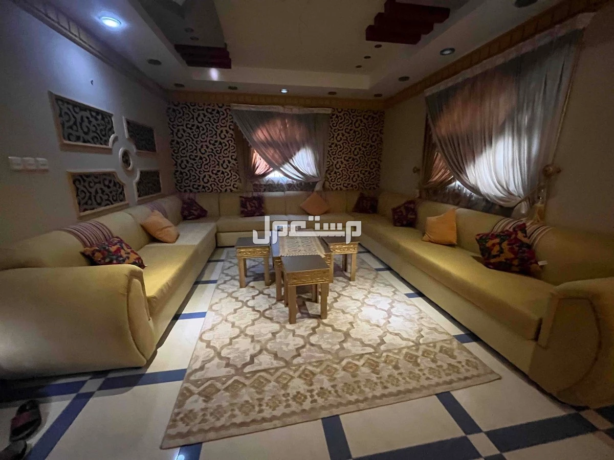 مجلس كامل للبيع الكنب و الجلسه الارضيه و الطاولات و الستائر في جدة