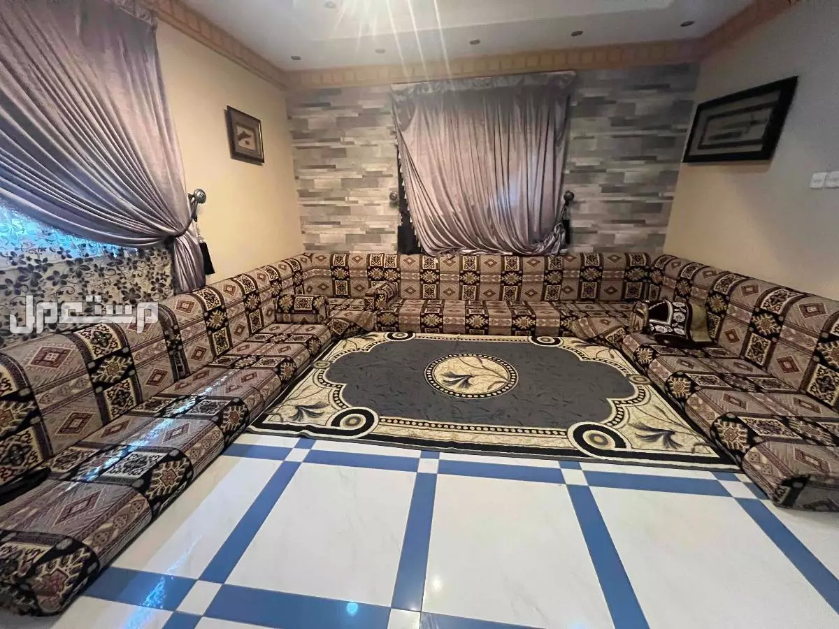 مجلس كامل للبيع الكنب و الجلسه الارضيه و الطاولات و الستائر في جدة