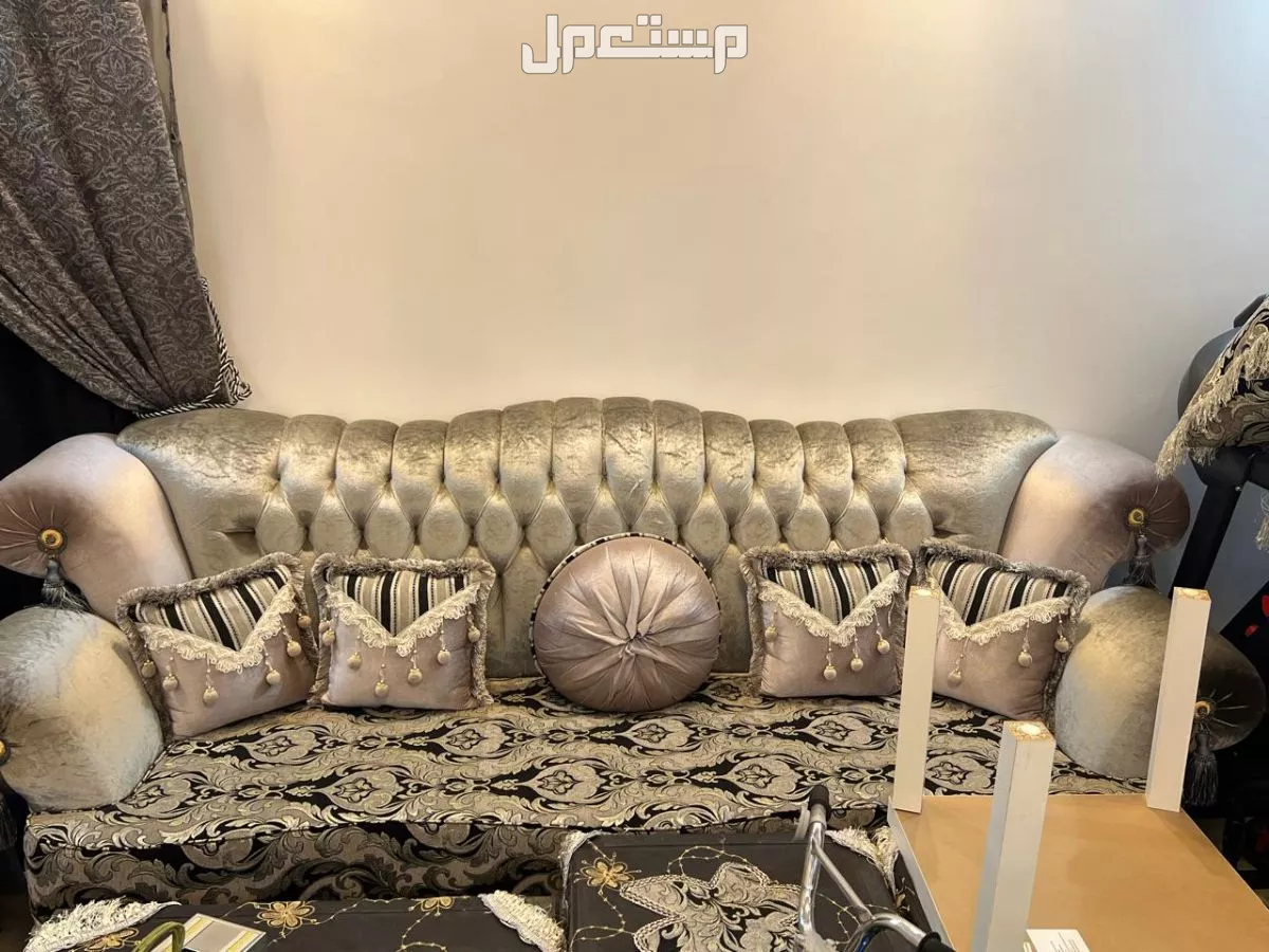 كنب كلاسيكي تركي مع طاولات خشبية  وستارة وفرشة