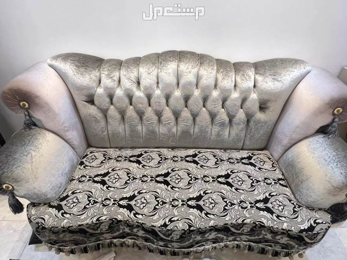 كنب كلاسيكي تركي مع طاولات خشبية  وستارة وفرشة