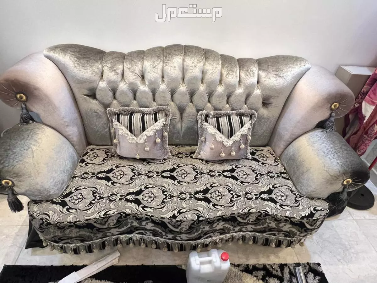 كنب كلاسيكي تركي مع طاولات خشبية  وستارة وفرشة