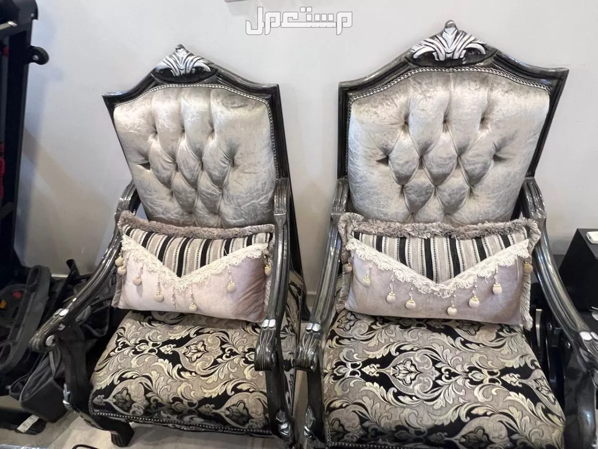 كنب كلاسيكي تركي مع طاولات خشبية  وستارة وفرشة