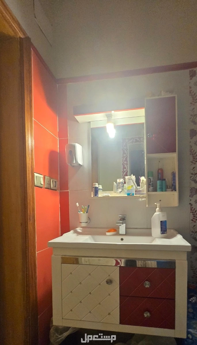 دولاب ملابس مع بعض قطع  الاثاث الاخرى