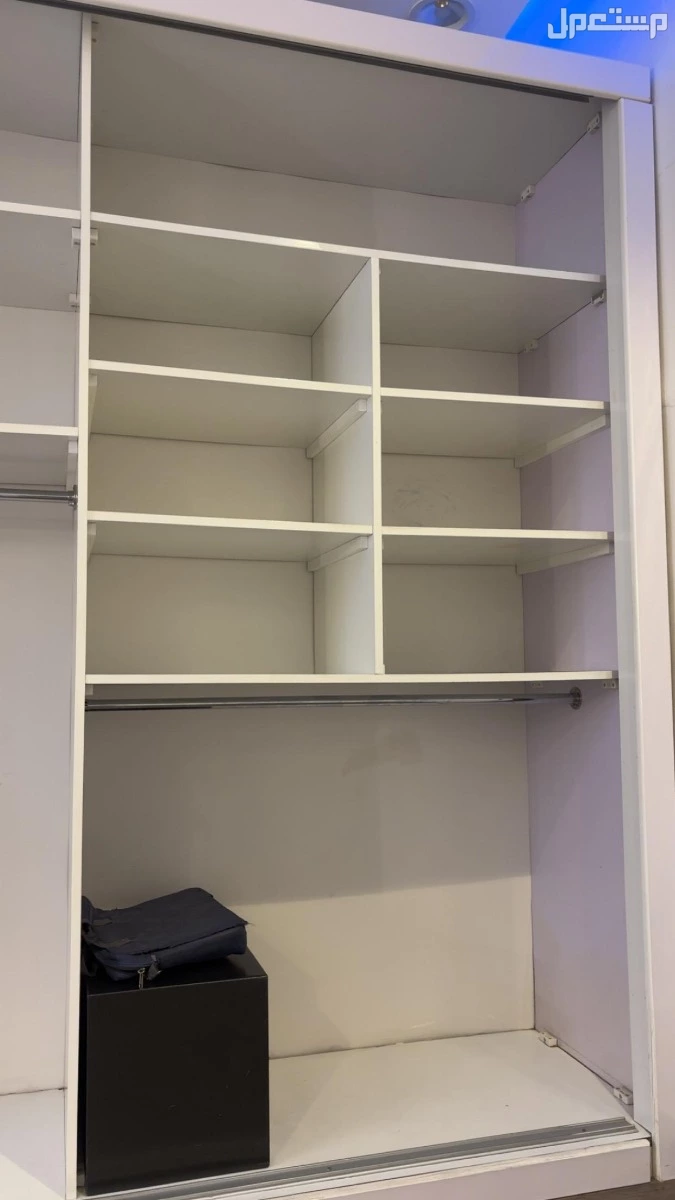 دولاب ملابس مع بعض قطع  الاثاث الاخرى