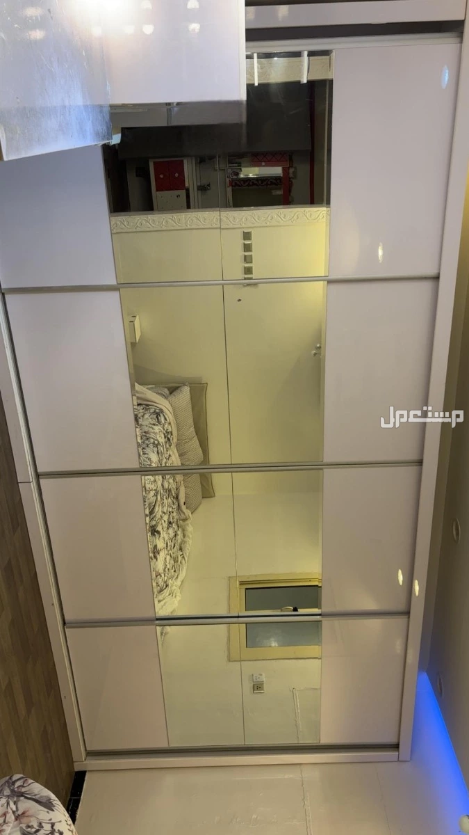 دولاب ملابس مع بعض قطع  الاثاث الاخرى