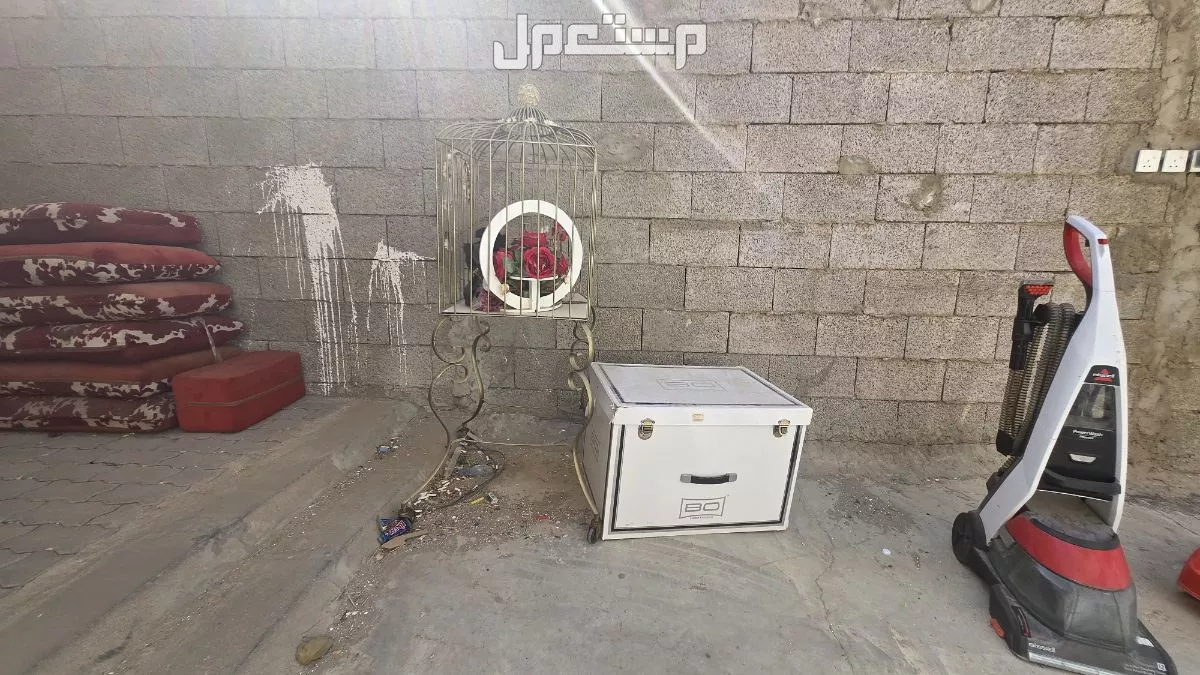 دولاب ملابس مع بعض قطع  الاثاث الاخرى