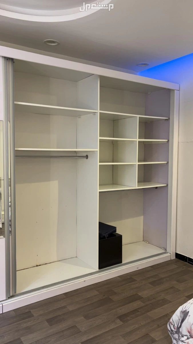 دولاب ملابس مع بعض قطع  الاثاث الاخرى