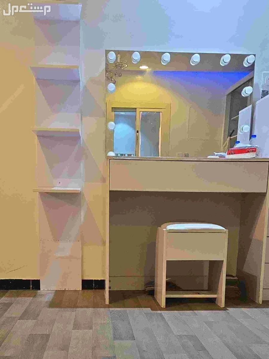 دولاب ملابس مع بعض قطع  الاثاث الاخرى